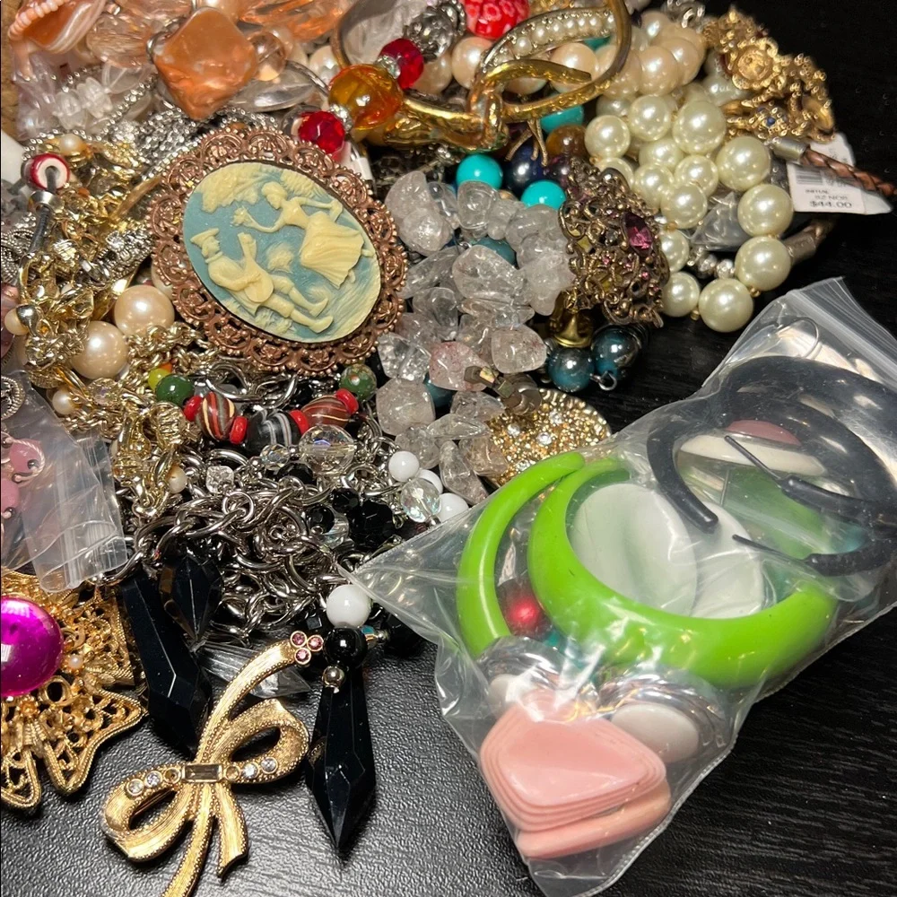 Gallon Bag Lot of Craft Jewelry Some Wearable - Picture 4 of 17